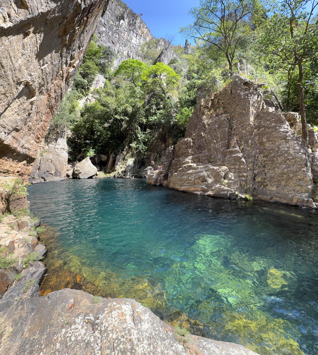 Poço azul profundo entre paredões de cânion