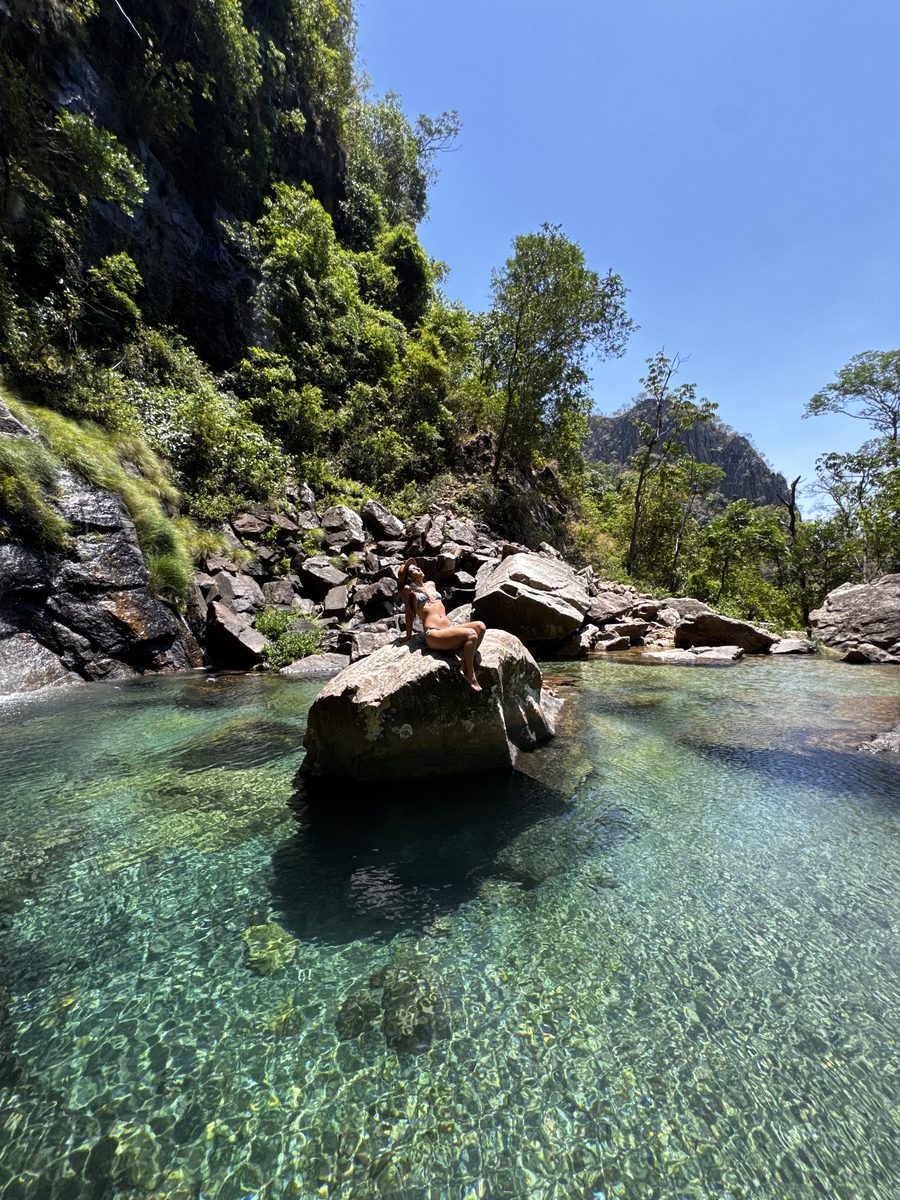 Poço de águas claras e paradas entre pedras do cerrado