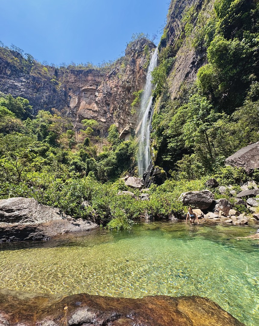 Poço de água azul-esmeralda entre os paredões de um cânion